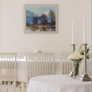 Muistotilaisuus kauniissa tilassa Helsingissä.