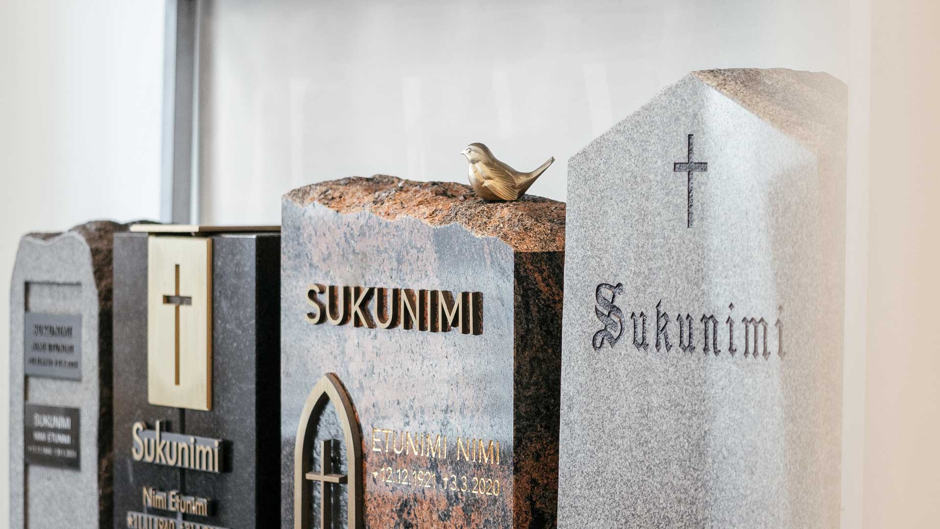 Hautakivien symboliikka: Mitä eri kaiverrukset ja kuviot tarkoittavat?